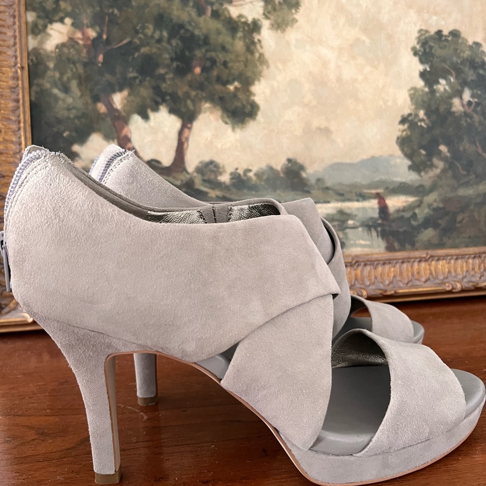 Banana Republic suede platform heels